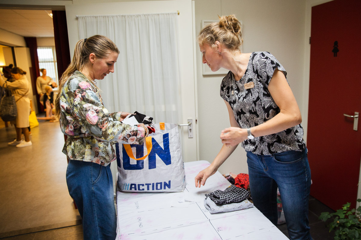 De kleding wordt gecontroleerd en op maat neergelegd. 