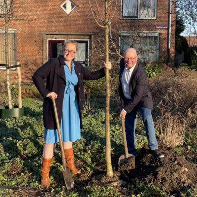 Burgemeesters planten boom voor de Energieke Rondeveners burgemeerster-planten-boom-de-ronde-venen